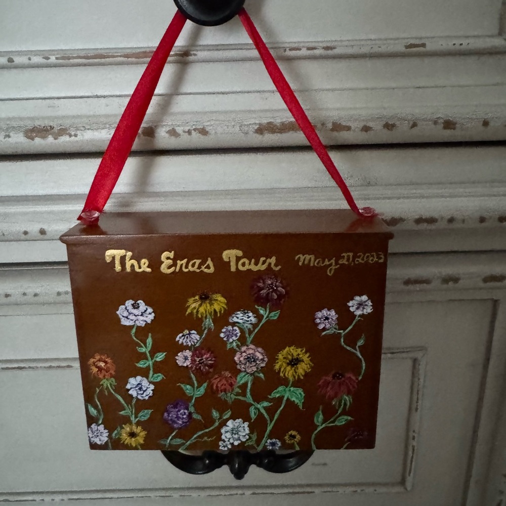 Singer Inspired Piano Hand painted - Picture 6 of 7